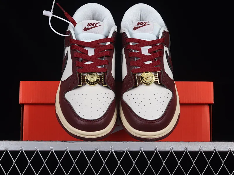 All categories Nk SB Dunk Series Nk SB Dunk Low low-top sneakers Cost-effective version Nk Dunk Low "Team Red" metal buckle burgundy SB low-top sports and leisure sneakers DV1160-101